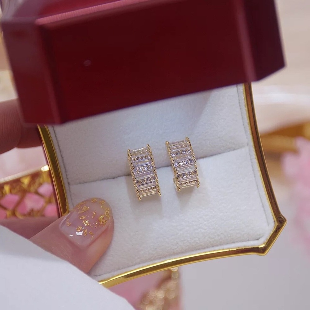 Women C-Shaped Simple Stud Earring - Picture 3 of 4